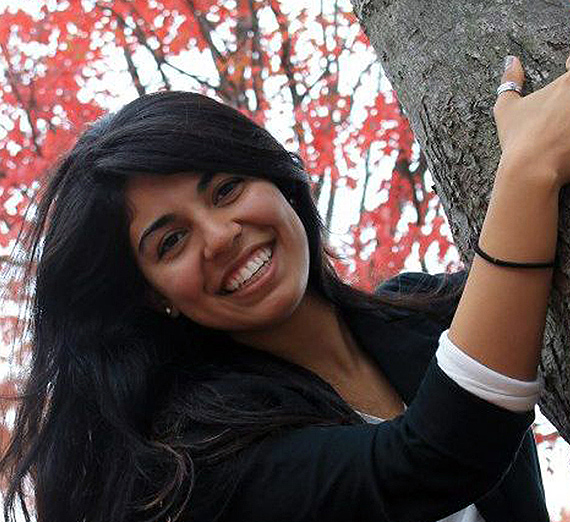 창가 옆에 팔을 교차한 채 서 있는 여성