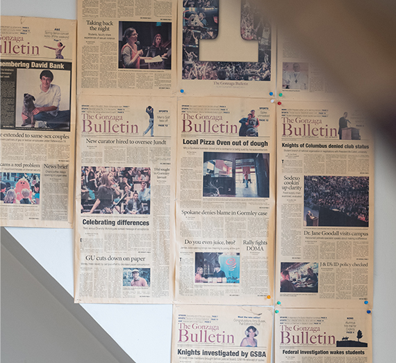 실험실에서 교수와 학생이 컴퓨터 화면을 보고 있다