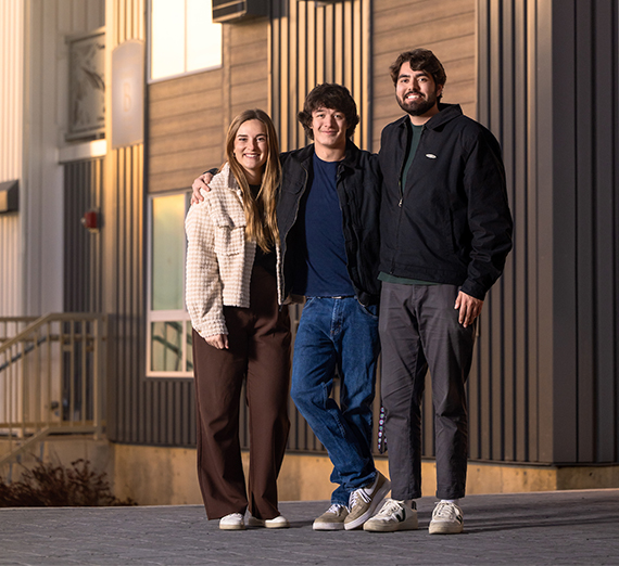 곤자가 대학교 학생 매디슨 로즈가 중학생을 멘토링하는 모습