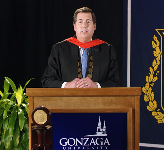 곤자가 대학교 학생 매디슨 로즈가 중학생을 멘토링하는 모습