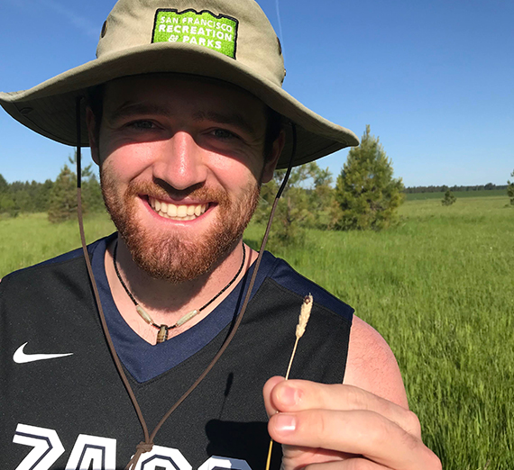 한 여성이 여러 개의 카약 옆에 서 있다