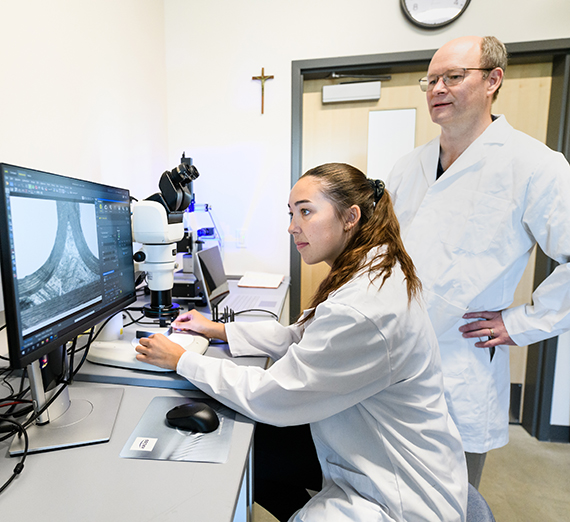 2025-26학년도에 합류하는 신임 교수진들의 정면 사진